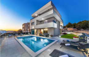 Stunning home in Sibenik with Sauna and 5 Bedrooms